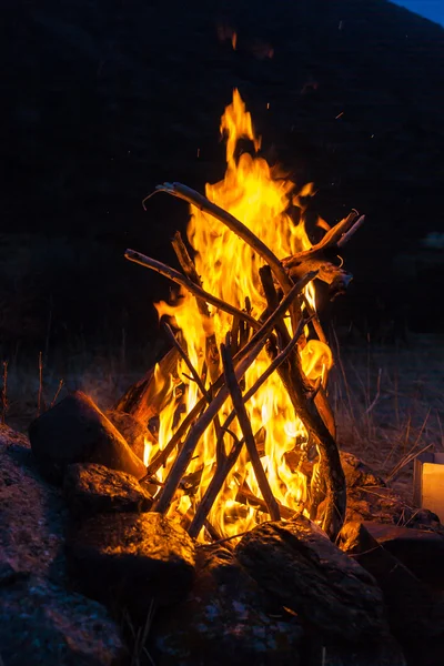 Übernachtung in Zelten nahe eines Feuers — Stockfoto