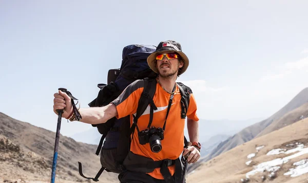 Un hombre camina por las montañas y cañones — Foto de Stock