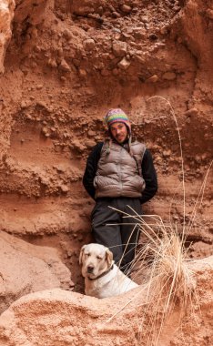 erkek dağ labrador köpeği içeri girer.
