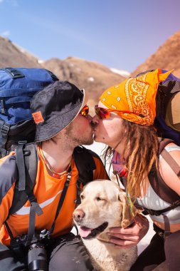 Birbirine aşık çiftler dağlarda yürüyorlar.
