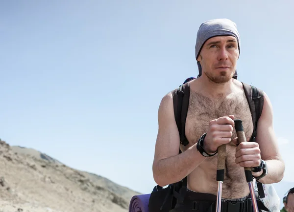 Ein Mann wandert in den Bergen und Schluchten — Stockfoto