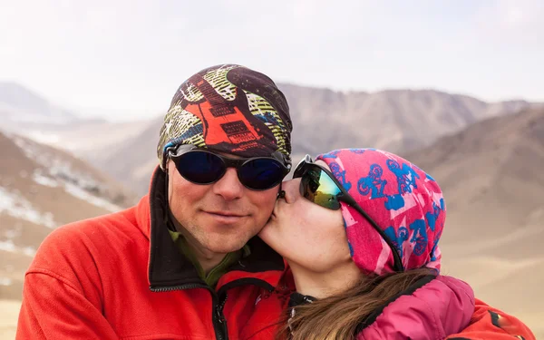 Verliebtes Paar beim Wandern in den Bergen — Stockfoto