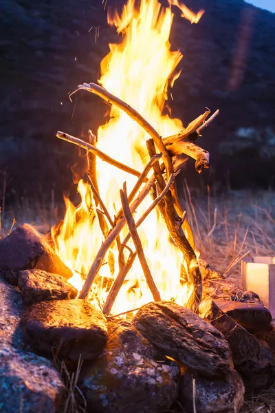 Přes noc ve stanech u ohně — Stock fotografie