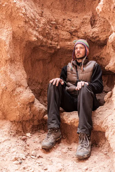 Un homme marche dans les montagnes et les canyons — Photo