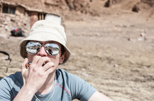 Un uomo cammina in montagna e canyon — Foto Stock