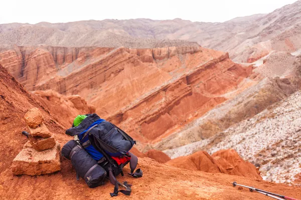 El hombre camina por las montañas y cañones —  Fotos de Stock