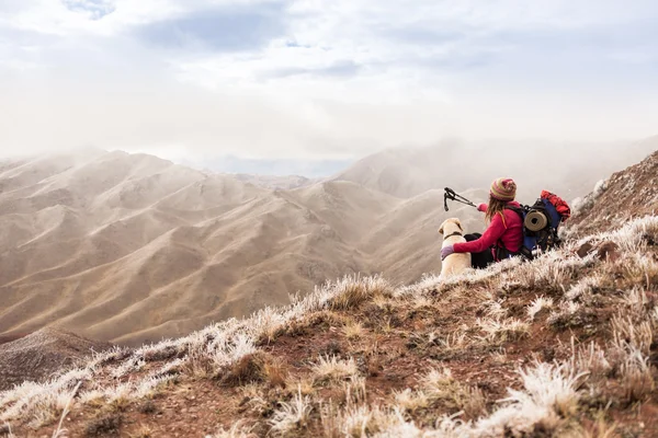 Девушка ходит по горам и каньонам — стоковое фото