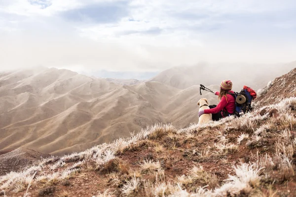 Fille marche dans les montagnes et les canyons — Photo