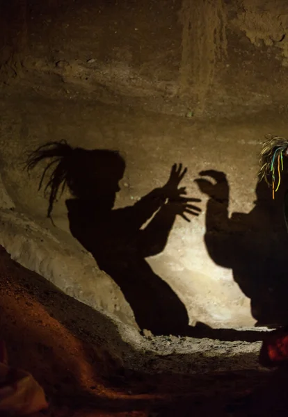 Sombras extrañas en las paredes de la cueva —  Fotos de Stock