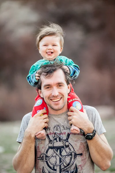 彼の赤ちゃんと一緒に幸せな父 — ストック写真