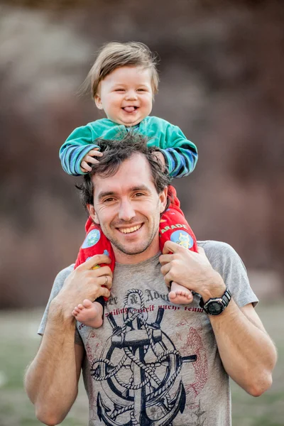 Gelukkig vader met zijn baby — Stockfoto