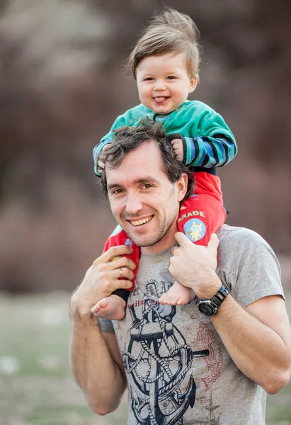 Šťastný otec se svým dítětem — Stock fotografie