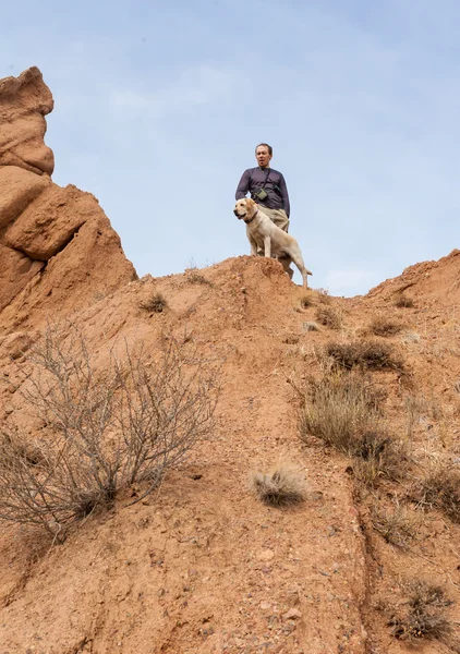 Un hombre al aire libre, caminando por las montañas y disfrutando de las vistas — Foto de Stock