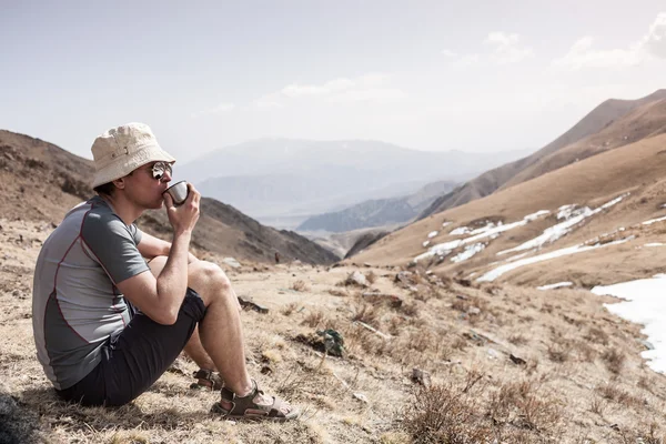 Un uomo all'aperto, passeggiare in montagna e godersi le attrazioni — Foto Stock