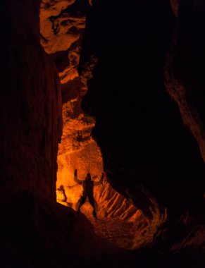 mağara duvarlarında tuhaf gölgeler