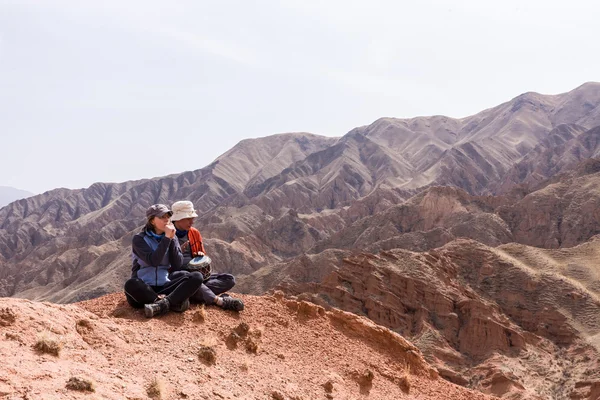 Pareja cariñosa en las montañas —  Fotos de Stock