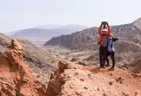 Pareja cariñosa en las montañas —  Fotos de Stock