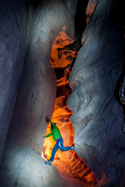 Ombres étranges sur les murs de la grotte — Photo