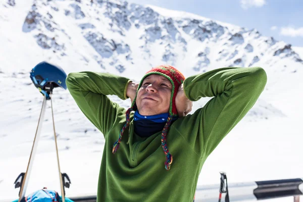 Pessoas em férias de inverno, esqui e snowboard, muita alegria — Fotografia de Stock