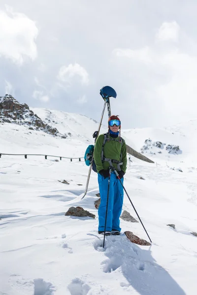 Les gens en vacances d'hiver, ski et snowboard, beaucoup de joie — Photo