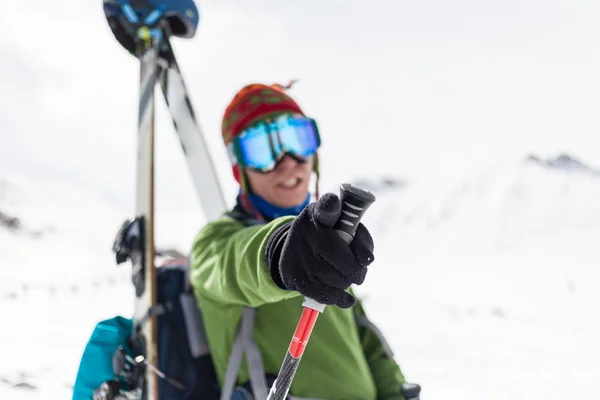 Pessoas em férias de inverno, esqui e snowboard, muita alegria — Fotografia de Stock