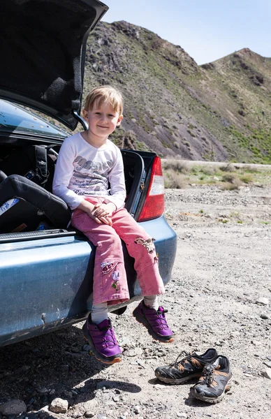 Klein meisje in de auto kofferbak — Stockfoto