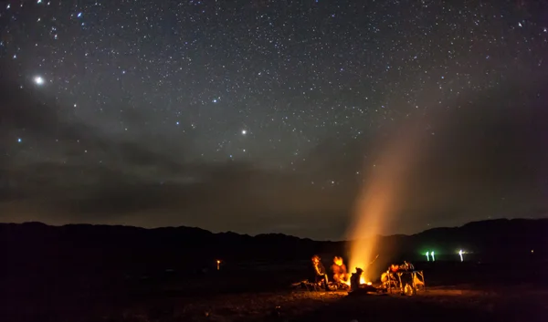 Noční kempování pod horami hvězdy Royalty Free Stock Obrázky