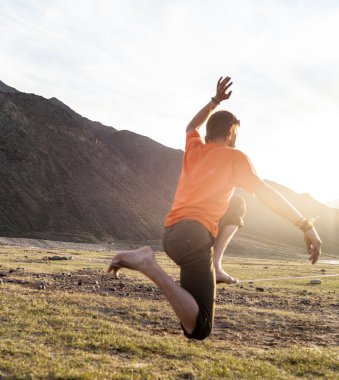 gün batımında askı üzerinde yürüyen adam