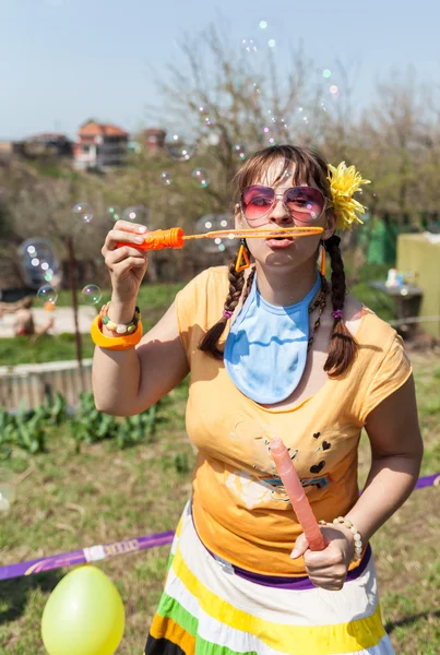 Meisje kind op de partij rolet — Stockfoto