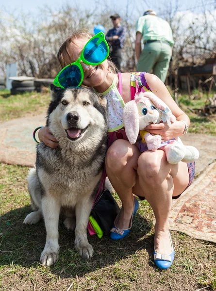 Dívka dítě na stranu rolet — Stock fotografie