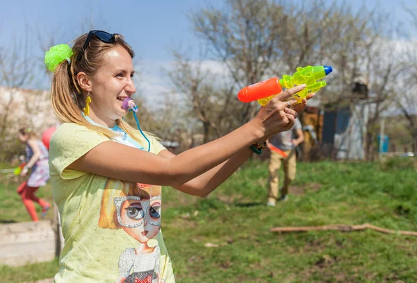 Openluchtspelen met behulp van water guns — Stockfoto