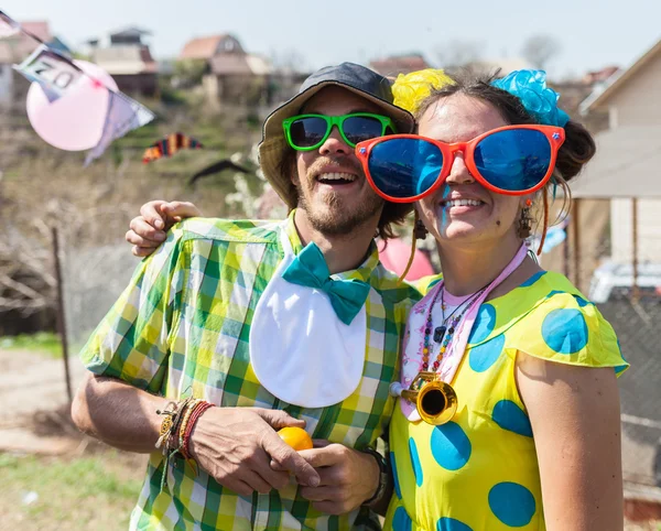 Un par de amantes en la fiesta sobre la naturaleza — Foto de Stock