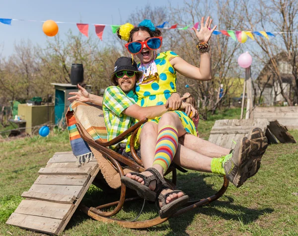 Ein Liebespaar bei der Party in der Natur — Stockfoto