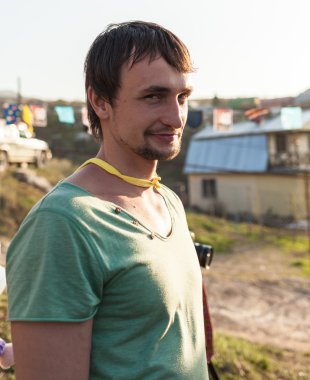 adam küçük bir çocuk gibi bir partide