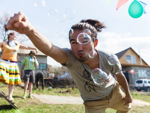 Hombre en una fiesta como un niño pequeño — Foto de Stock