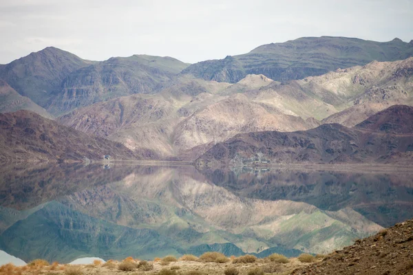 Jezero s odrazem z hor — Stock fotografie