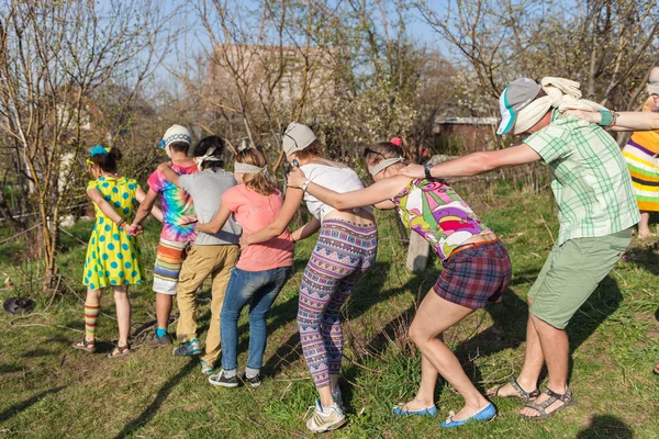 Uma multidão de pessoas se divertindo em uma festa ao ar livre — Fotografia de Stock
