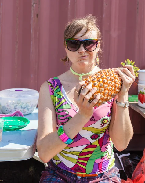 Meisje kind op de partij rolet — Stockfoto