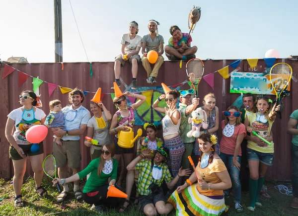 Uma multidão de pessoas se divertindo em uma festa ao ar livre — Fotografia de Stock