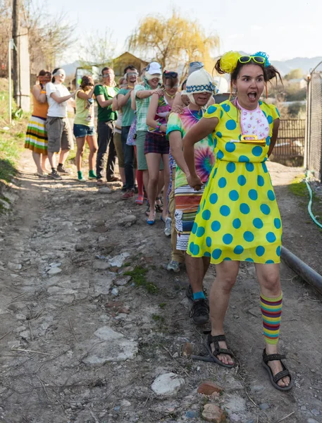 Una multitud de personas divirtiéndose en una fiesta al aire libre — Foto de Stock