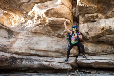 insanlar dağlarda contemplates taş peyzaj gün batımında