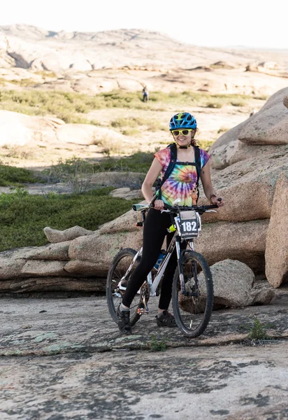 Bicicletta per una pietra meravigliosa per paesaggio ultraterreno — Foto Stock