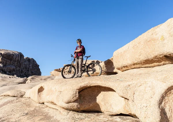 Поездка на велосипеде в поисках чудесного камня для - неземного пейзажа — стоковое фото