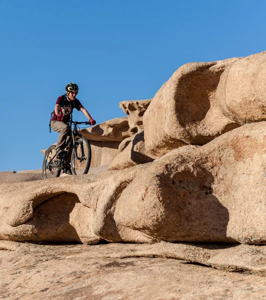 Andar de bicicleta por uma pedra maravilhosa para - paisagem sobrenatural — Fotografia de Stock