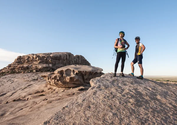 People in the mountains contemplates stone landscape at sunset — Stock Photo, Image