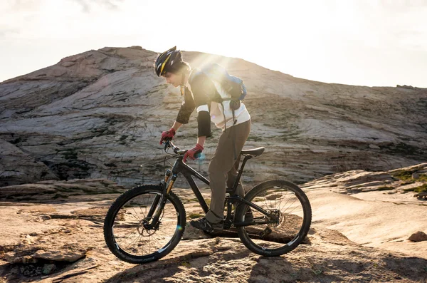 Bicicletta per una pietra meravigliosa per paesaggio ultraterreno — Foto Stock