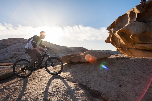 为精彩的奇石为超自然景观骑自行车 — 图库照片
