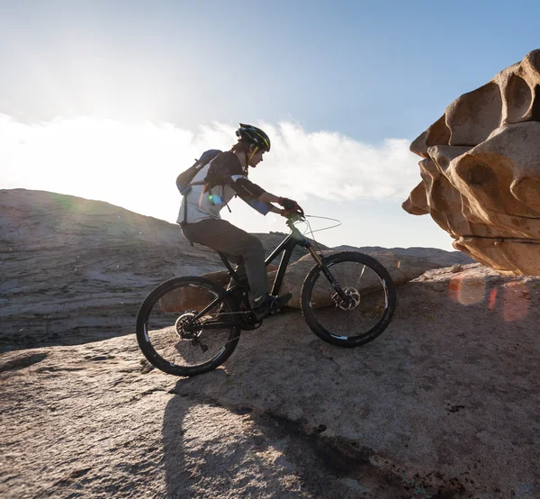 Поездка на велосипеде в поисках чудесного камня для - неземного пейзажа — стоковое фото