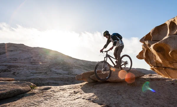 Bicicletta per una pietra meravigliosa per paesaggio ultraterreno — Foto Stock