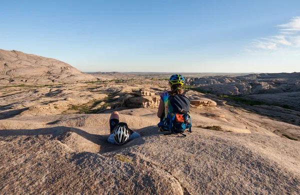Люди в горах созерцают каменный пейзаж на закате — стоковое фото